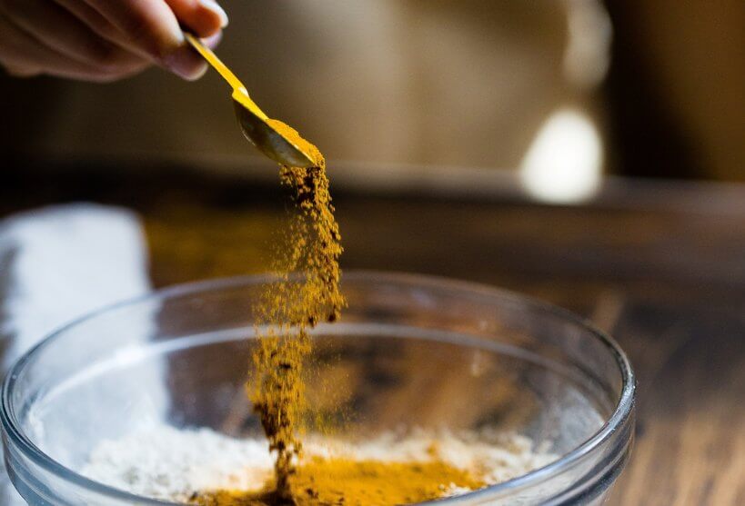 奇跡のスパイス ターメリックを美味しく摂れる ターメリックラテ ゴールデンミルク とは ビューティ ウェルネスマガジン