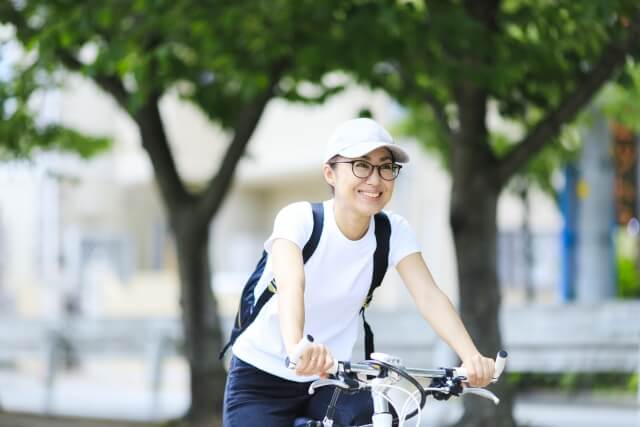 自転車に乗る人